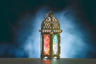 Ramazan Kareem geçmişi. Gece parlayan süslemeli Arap feneri.