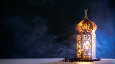 Ramazan Kareem geçmişi. Gece parlayan süslemeli Arap feneri.