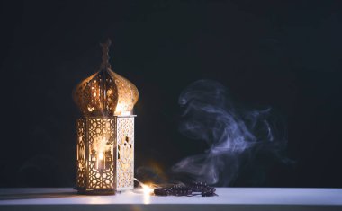 Ramazan Kareem geçmişi. Gece parlayan süslemeli Arap feneri.