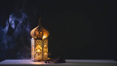Ramazan Kareem geçmişi. Gece parlayan süslemeli Arap feneri.