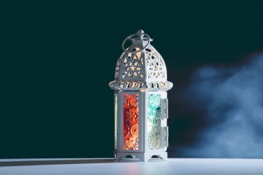 Ramazan Kareem geçmişi. Gece parlayan süslemeli Arap feneri.