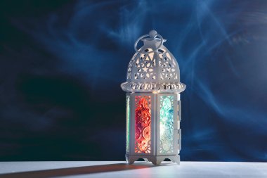 Ramazan Kareem geçmişi. Gece parlayan süslemeli Arap feneri.