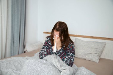 Hapşıran ya da burnunu doku, soğuk alerji ya da hastalık, sağlık, virüs ve grip mevsimi, RSV, Grip, çocuk bakımı ve hijyen uygulamalarıyla silen genç kız