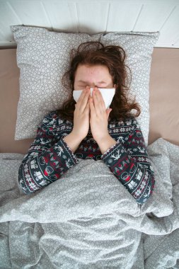 Hapşıran ya da burnunu doku, soğuk alerji ya da hastalık, sağlık, virüs ve grip mevsimi, RSV, Grip, çocuk bakımı ve hijyen uygulamalarıyla silen genç kız