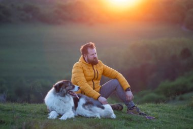 Doğada bir adam ve köpeği