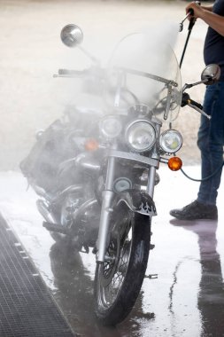 Otomobil yıkamada motosiklet yıkamak..