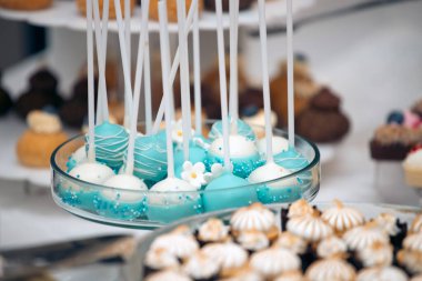 Partide farklı kurabiyelerden, şekerlerden ve şekerlerden oluşan çikolata.