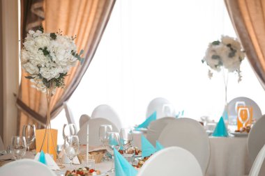 Bir etkinlik ya da düğün resepsiyonunda masanın üzerindeki güzel çiçek süslemeleri.