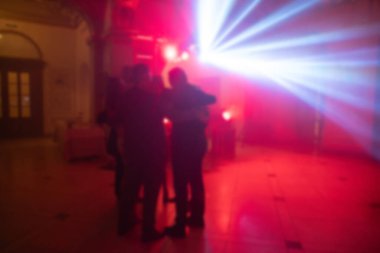 Düğün, parti ya da diskoda dans eden insanlar, bulanık arkaplan