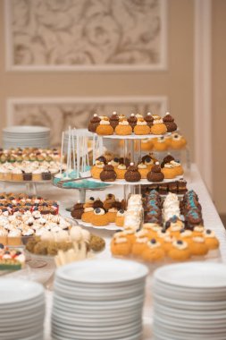 Partide farklı kurabiyelerden, şekerlerden ve şekerlerden oluşan çikolata.