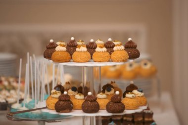 Partide farklı kurabiyelerden, şekerlerden ve şekerlerden oluşan çikolata.