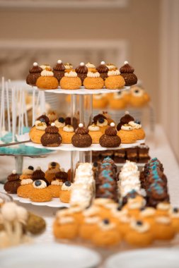 Partide farklı kurabiyelerden, şekerlerden ve şekerlerden oluşan çikolata.