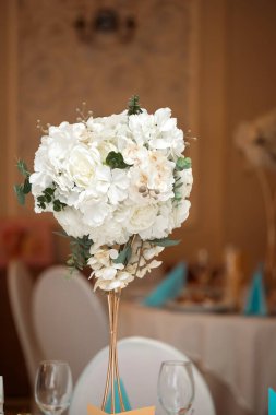 Bir etkinlik ya da düğün resepsiyonunda masanın üzerindeki güzel çiçek süslemeleri.