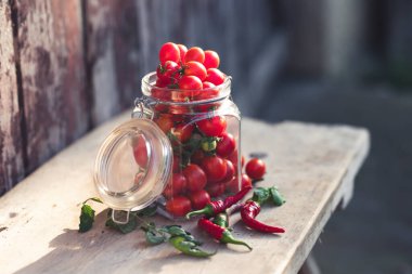 Cam kavanozda kiraz domatesleri. Sonbahar ya da kış için yiyecek. Ev yapımı hazırlıklar.