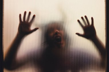 Karanlıkta, pencerenin arkasında boynuzları olan ürkütücü bir figür. Cadılar Bayramı geçmişi
