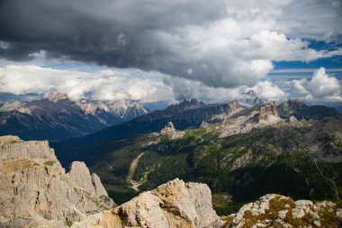 Lagazuoi Dağı 'nın zirvesinden Tofane, Antelao, Cinque Torri, Croda da Lago ve Pelmo Dağı, Dolomitler, Ital' a bakın.