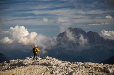 Lagazuoi 'nin tepesinde yürüyen adam, İtalya' daki Dolomite Alpleri manzarasının tadını çıkarıyor. Aktif insanlar ve dağ konsepti.