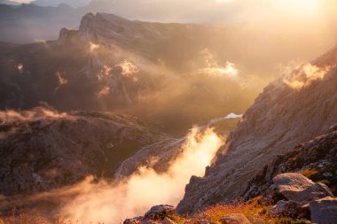 Dolomite dağlarında gün batımı oyunları ve sis Rifugio Lagazuoi 'nin en yüksek tepelerinde görüldü. Muhteşem bir yaz günbatımında..
