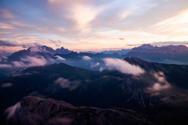 Dolomite dağlarında gün batımı oyunları ve sis Rifugio Lagazuoi 'nin en yüksek tepelerinde görüldü. Muhteşem bir yaz günbatımında..