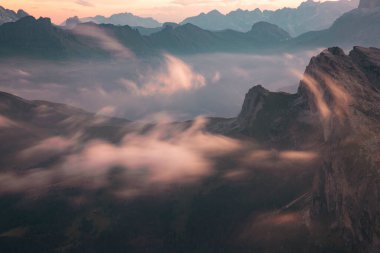 Dolomite dağlarında gün batımı oyunları ve sis Rifugio Lagazuoi 'nin en yüksek tepelerinde görüldü. Muhteşem bir yaz günbatımında..