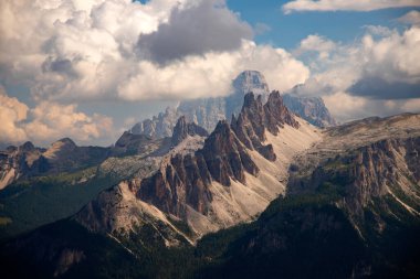 Croda di Lago, Dolomites, South Tyrol, İtalya 'nın inanılmaz kayalık tepeleri..