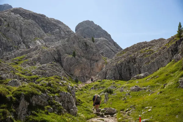 İtalya 'nın Dolomites şehrinde Averau tepesine yürüyüş yapan bir adam..