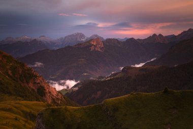Passo Giau, Dolomitler, İtalya ve Avrupa 'da muhteşem bir gün batımı manzarası