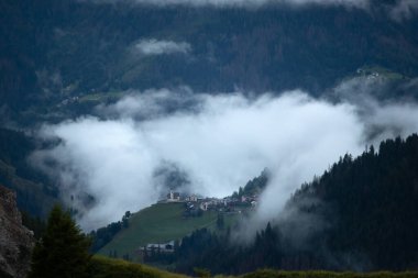 Mavi akşam sisinde Selva di Cadore 'un küçük bir köyü, Dolomitler, İtalya.