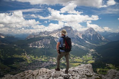 Erkek yürüyüşçü, İtalya 'nın Dolomitler kentindeki Sorapis dağlarının etkileyici zirvelerinin çarpıcı güzelliğine hayran kalmıştır.
