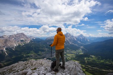Erkek yürüyüşçü, İtalya 'nın Dolomitler kentindeki Sorapis dağlarının etkileyici zirvelerinin çarpıcı güzelliğine hayran kalmıştır.