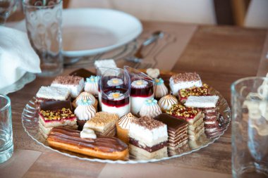 Zarif bir kabul masasında kurabiyeler.