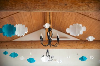 Bebek partisi ya da vaftiz için kırsal restoran dekorasyonu.