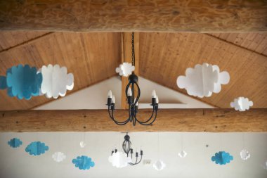 Bebek partisi ya da vaftiz için kırsal restoran dekorasyonu.