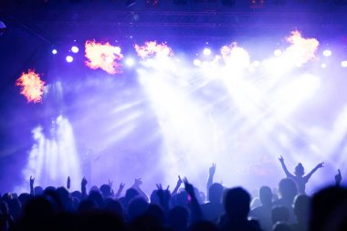 Konserde kalabalık - Parlak renkli sahne ışıkları önünde tezahürat yapan kalabalık