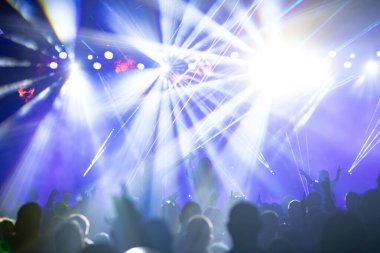 Konserde kalabalık - Parlak renkli sahne ışıkları önünde tezahürat yapan kalabalık