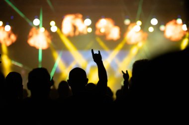 Konserde kalabalık - Parlak renkli sahne ışıkları önünde tezahürat yapan kalabalık