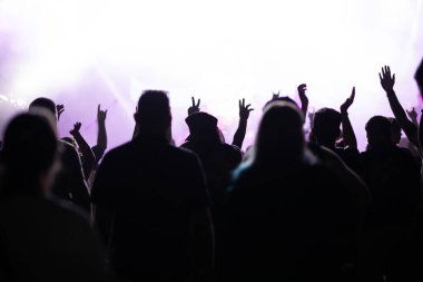 Konserde kalabalık - Parlak renkli sahne ışıkları önünde tezahürat yapan kalabalık