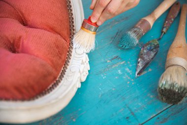 Çalışma masasında fırçalar ve mobilyalar. Yepyeni renkli tebeşir boyasıyla eski moda ahşap mobilyaları yeniliyorum.. 