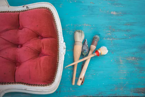 Çalışma masasında fırçalar ve mobilyalar. Yepyeni renkli tebeşir boyasıyla eski moda ahşap mobilyaları yeniliyorum.. 