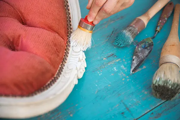 Çalışma masasında fırçalar ve mobilyalar. Yepyeni renkli tebeşir boyasıyla eski moda ahşap mobilyaları yeniliyorum.. 