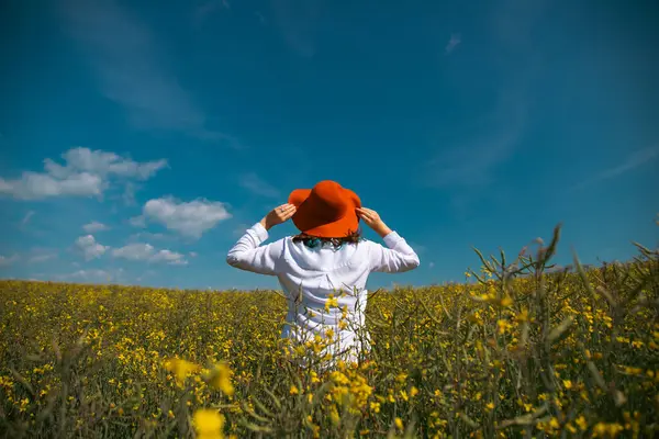Muhteşem doğanın tadını çıkaran güzel bir kadın. Yaz yaşam tarzı konsepti.