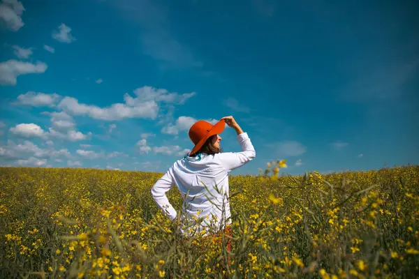 Muhteşem doğanın tadını çıkaran güzel bir kadın. Yaz yaşam tarzı konsepti.