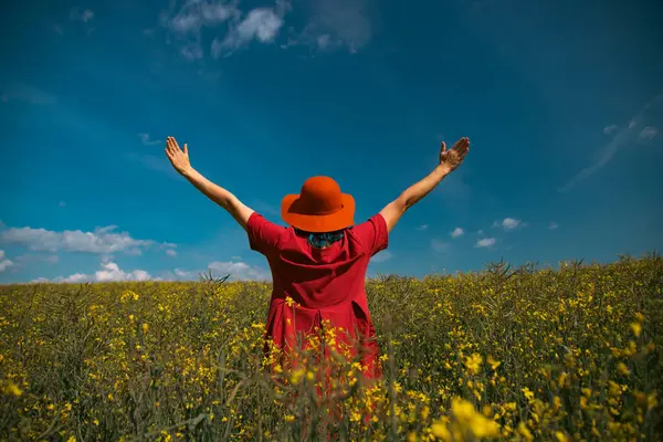Muhteşem doğanın tadını çıkaran güzel bir kadın. Yaz yaşam tarzı konsepti.