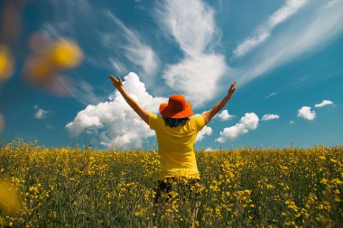 Muhteşem doğanın tadını çıkaran güzel bir kadın. Yaz yaşam tarzı konsepti.