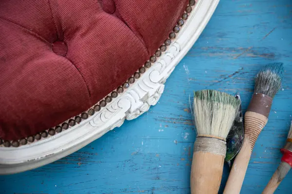 Çalışma masasında fırçalar ve mobilyalar. Yepyeni renkli tebeşir boyasıyla eski moda ahşap mobilyaları yeniliyorum.. 