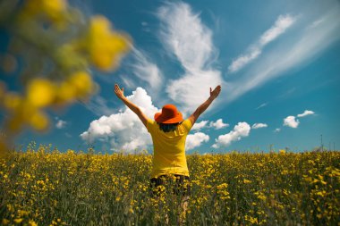 Muhteşem doğanın tadını çıkaran güzel bir kadın. Yaz yaşam tarzı konsepti.