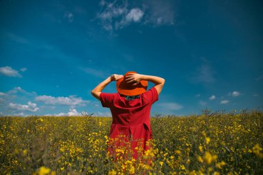 Muhteşem doğanın tadını çıkaran güzel bir kadın. Yaz yaşam tarzı konsepti.