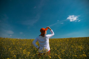 Muhteşem doğanın tadını çıkaran güzel bir kadın. Yaz yaşam tarzı konsepti.