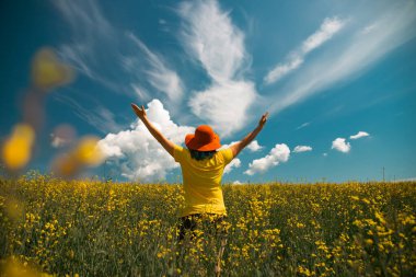 Muhteşem doğanın tadını çıkaran güzel bir kadın. Yaz yaşam tarzı konsepti.