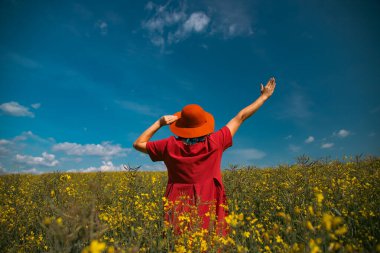 Muhteşem doğanın tadını çıkaran güzel bir kadın. Yaz yaşam tarzı konsepti.